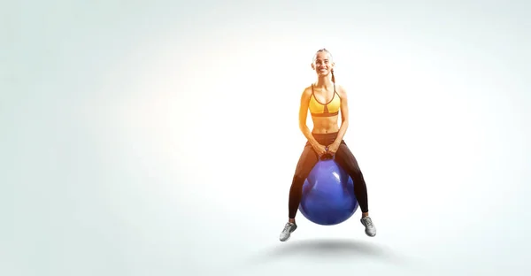 Mujer deportiva en la pelota de fitness. Medios mixtos — Foto de Stock