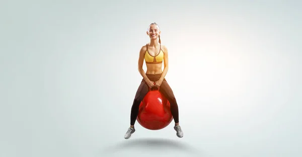 Σπορ γυναίκα στην μπάλα γυμναστικής. Μικτή τεχνική — Φωτογραφία Αρχείου