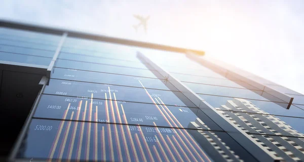 Vliegtuig boven zakelijke stad. Gemengde media — Stockfoto