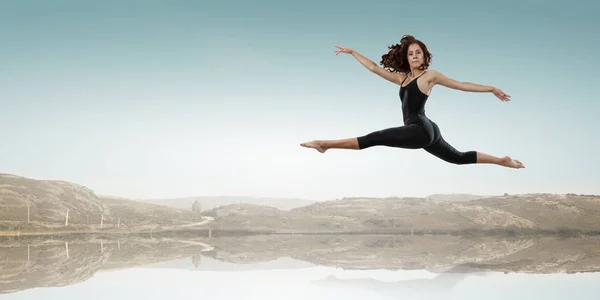 Chica gimnasta en salto Técnica mixta — Foto de Stock