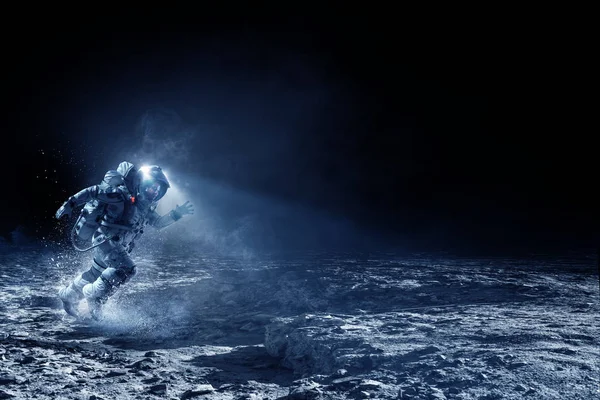 Hombre del espacio corriendo rápido. Medios mixtos — Foto de Stock