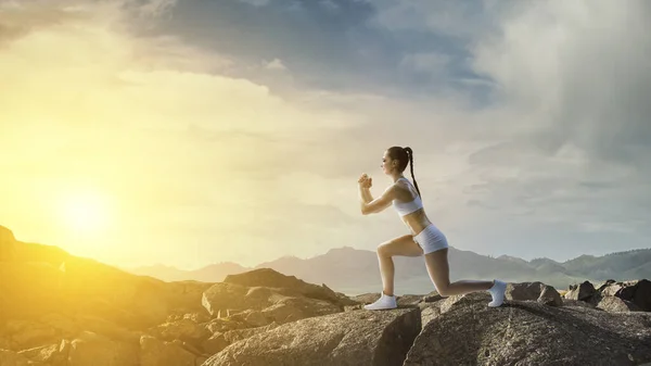 Atleta mujer al aire libre. Medios mixtos — Foto de Stock