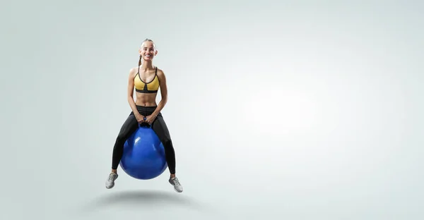 Sportliche Frau auf Fitnessball. Gemischte Medien — Stockfoto