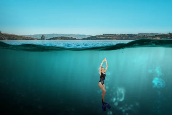 Schwimmer in Schwimmflossen. Gemischte Medien — Stockfoto