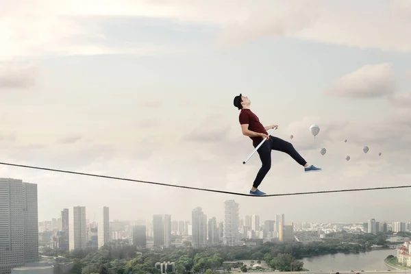 Brav ropewalker pe cablu. Media mixtă — Fotografie, imagine de stoc