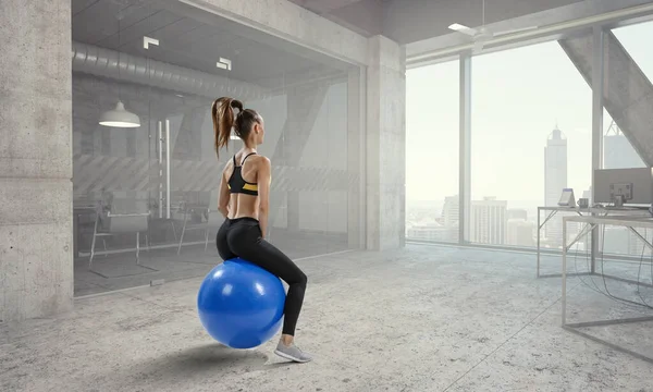 Sportliche Frau auf Fitnessball. Gemischte Medien — Stockfoto