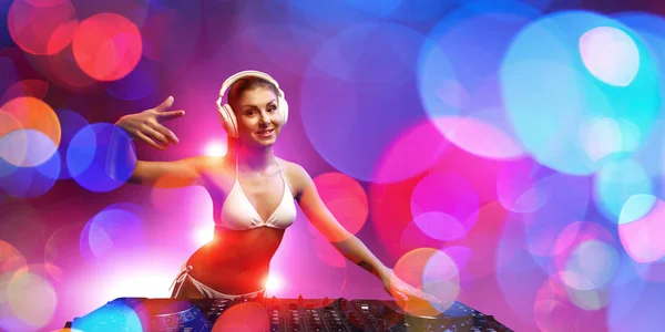 Bella donna dj. Mezzi misti — Foto Stock