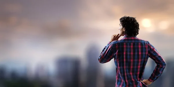 Lässiger Mann denkt über eine Idee nach — Stockfoto