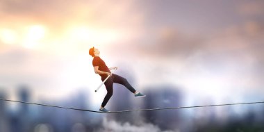 Cesur ropewalker kablosu üzerinde. Karışık teknik