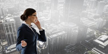 İş kadını diyalog kuruyor. Karışık ortam