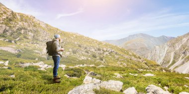 Uzun yürüyüşe çıkan kimse adam dağlarda. Karışık teknik