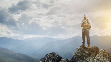 Uzun yürüyüşe çıkan kimse adam dağlarda. Karışık teknik