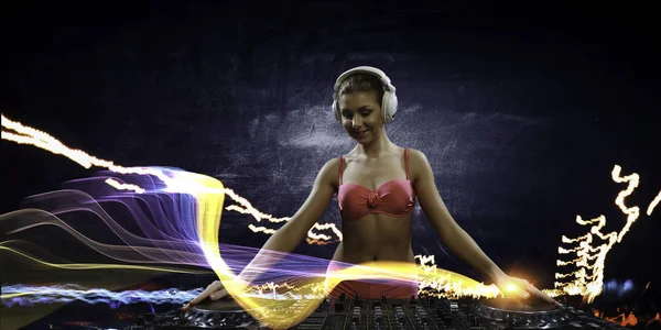 Χαριτωμένη DJ γυναίκα στην κονσόλα. Μεικτά μέσα — Φωτογραφία Αρχείου