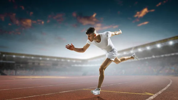 Pista de atletismo del deportista. Medios mixtos —  Fotos de Stock