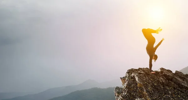 Pratica di yoga estrema. Mezzi misti — Foto Stock