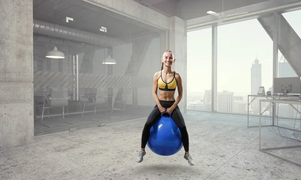 Sportliche Frau auf Fitnessball. Gemischte Medien — Stockfoto