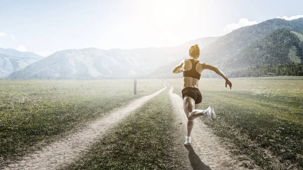 Sportvrouw uitgevoerd de race. Mixed media — Stockfoto