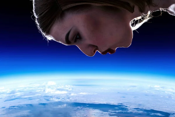 Девушка целует планету Земля. Смешанные медиа — стоковое фото