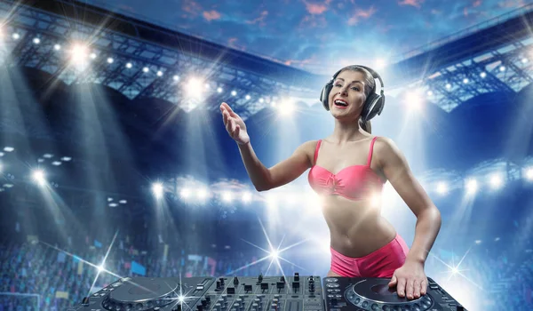 Konsolda sevimli bir DJ kadın var. Karışık ortam — Stok fotoğraf