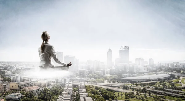 女人飘浮在城市上空 混合媒体 — 图库照片