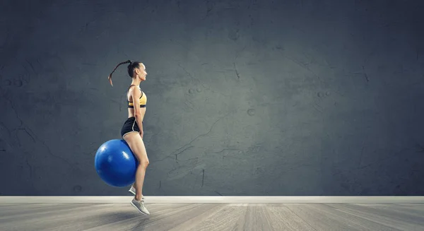 Sportovní žena na fitness míč. Kombinovaná technika — Stock fotografie