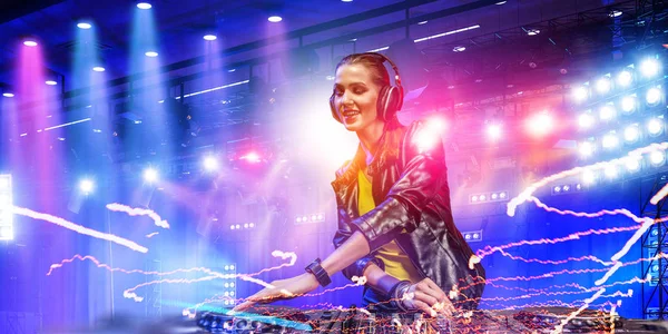 Dj femminile in discoteca. Mezzi misti — Foto Stock