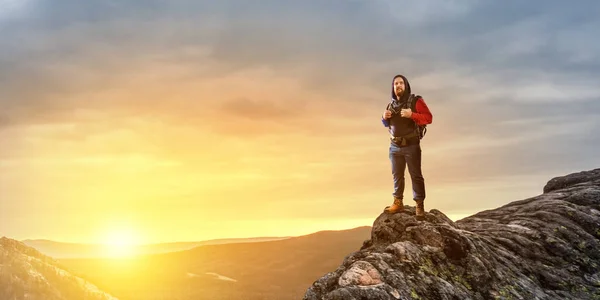 Hiker mannen i bergen. Mixed media — Stockfoto