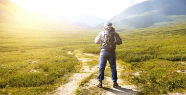 Uzun yürüyüşe çıkan kimse adam dağlarda. Karışık teknik