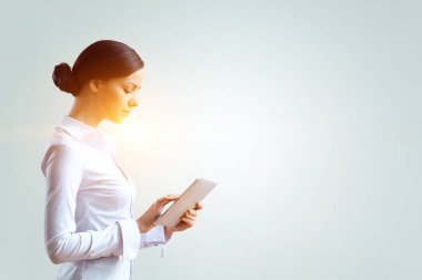 Tablet pc kullanan kadın. Karışık teknik