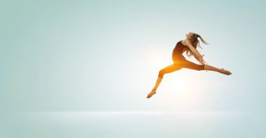 Jimnastikçi kız olarak atlama karışık teknik