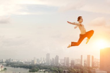 Zıplayan dansçı. Karışık ortam