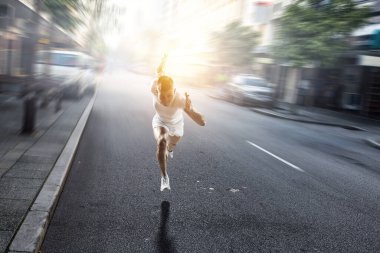 Sporcu adam çalışan yarış. Karışık teknik
