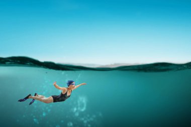 Yüzücü palet içinde. Karışık teknik