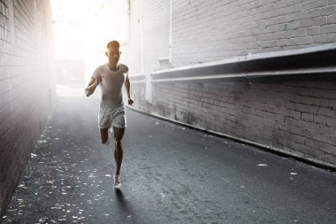Sporcu adam çalışan yarış. Karışık teknik