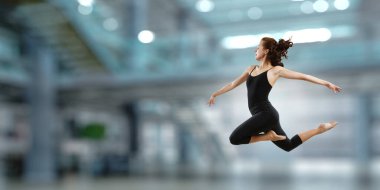 Jimnastikçi kız olarak atlama karışık teknik