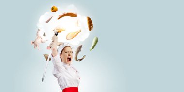 O, yemek pişirmeye deli oluyor. Karışık ortam