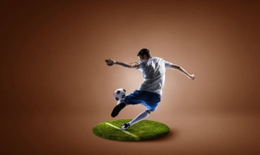 Yuvarlak kaide üzerinde futbol oyuncusu. Karışık teknik