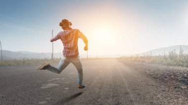 Sanal gerçeklik deneyin. Karışık teknik