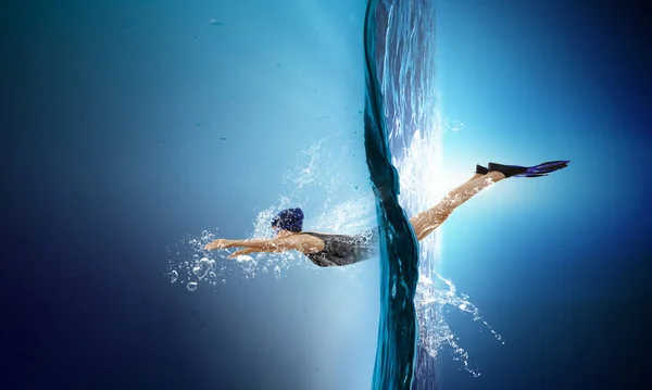 Schwimmer in Schwimmflossen. Gemischte Medien — Stockfoto