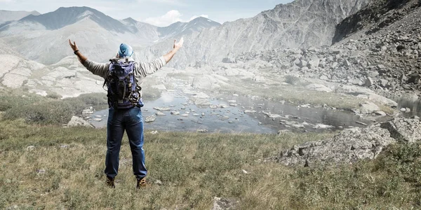Manusia pendaki di pegunungan. Campuran media — Stok Foto