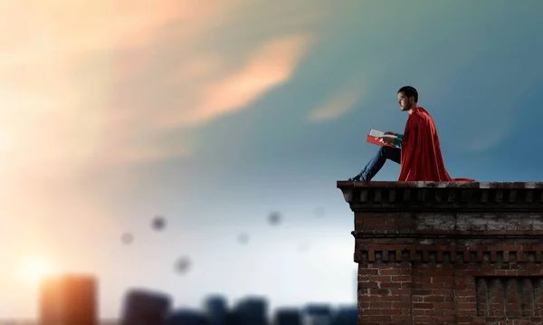 Super-herói no telhado. Meios mistos — Fotografia de Stock