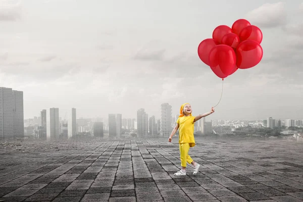 Barn med ballonger. Mixed media — Stockfoto