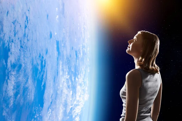 Ragazza guardando il pianeta Terra — Foto Stock