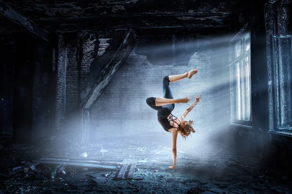 Gymnastka dívka ve skoku médií — Stock fotografie