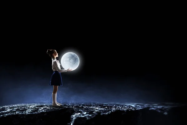 Το κορίτσι κρατά το φεγγάρι. Μικτή τεχνική — Φωτογραφία Αρχείου