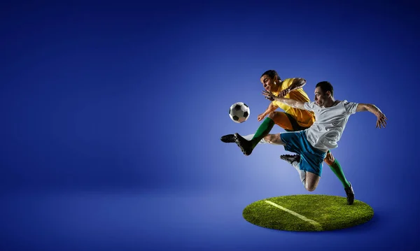 Jugadores de fútbol en el pedestal redondo. Medios mixtos — Foto de Stock