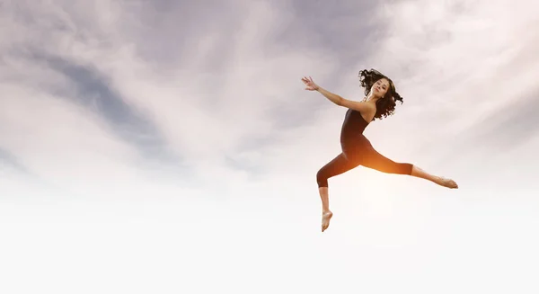 Ginasta menina no salto Mídia mista — Fotografia de Stock