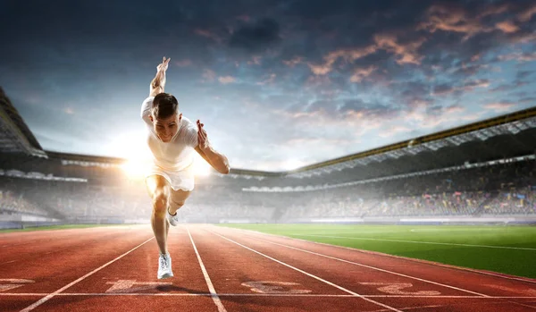 Pista de atletismo del deportista. Medios mixtos —  Fotos de Stock