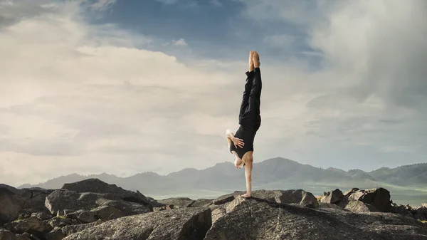 Práctica extrema de yoga. Medios mixtos —  Fotos de Stock