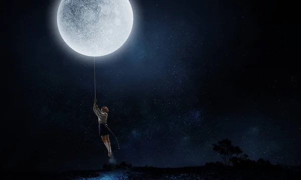 小女孩赶上月亮。 混合媒体 — 图库照片